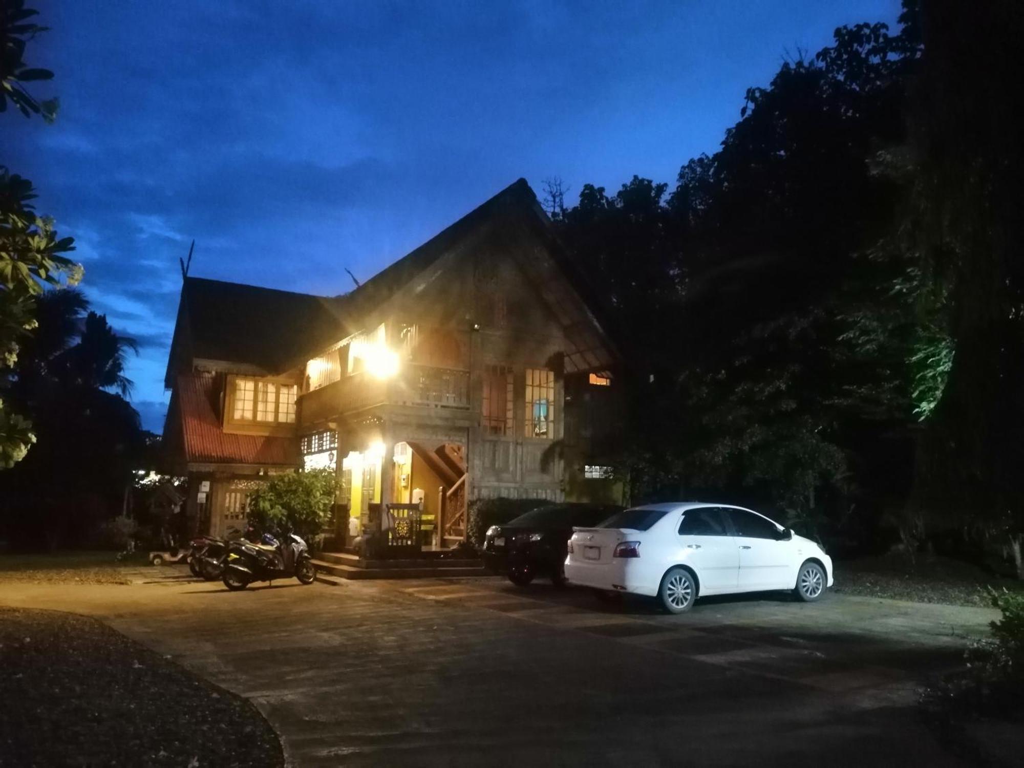 Отель Crossroads House Мэхонгсон Экстерьер фото